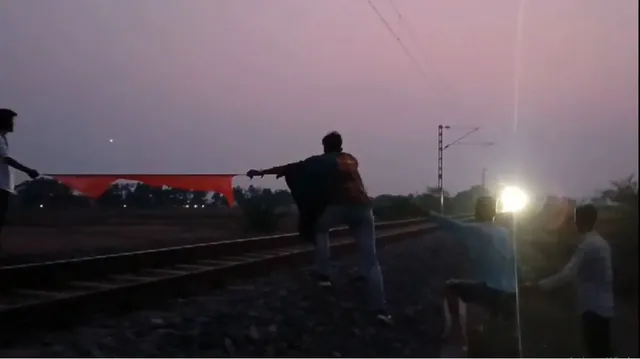 ଟ୍ରେନ ଧକ୍କାରେ ଛାତ୍ରଙ୍କ ମୃତ୍ୟୁ: ଲାଲ କପଡା ଧରି ଟ୍ରେନକୁ ଅଟକାଇବାକୁ ଚେଷ୍ଟା କଲେ ସହପାଠୀ । କିନ୍ତୁ... ଭିଡିଓରେ କଏଦ ଘଟଣା । 