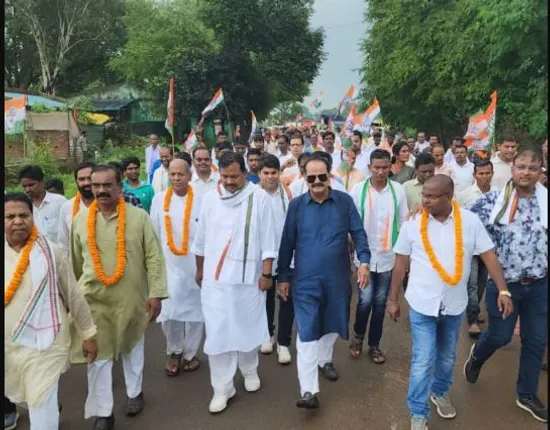 ଗ୍ୟାରେଣ୍ଟି କାର୍ଡ଼ ଧରି ଘରେ ଘରେ ପହଞ୍ଚିବ କଂଗ୍ରେସ । ଜାଣନ୍ତୁ କ’ଣ ରହିଛି ଲୋକଙ୍କ ପ୍ରତିଶ୍ରୁତି...