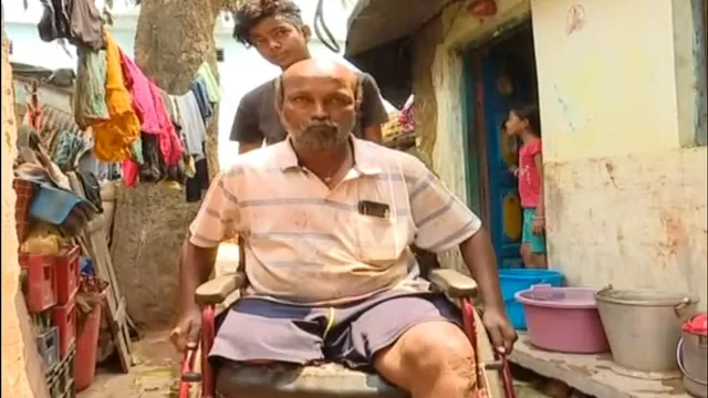 ଦୁର୍ଘଟଣାରେ ଦୁଇ ଗୋଡ଼ ହରାଇବା ପରେ ବଂଚିବା ପାଇଁ ସଂଘର୍ଷ କରୁଛନ୍ତି ଜୟପୁରର ଦେବ ପରିଛା । ଟ୍ରାଇସାଇକେଲରେ ବସି ବିକ୍ରି କରୁଛନ୍ତି ପଇଡ଼