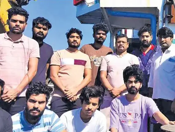 ତୁର୍କୀରେ ୩ ମାସ ଧରି ଜଳ ଜାହାଜ ଭିତରେ ଫଶି ରହିଛନ୍ତି ୧୨ ଭାରତୀୟ । ଉଦ୍ଧାର ପାଇଁ ଆକୁଳ ନିବେଦନ । କିହଲେ ଆମକୁ ଉଦ୍ଧାର କର ନହେଲେ ...