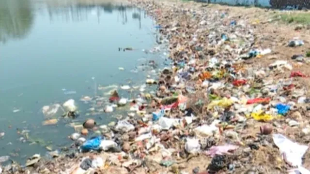 ପରିତ୍ୟକ୍ତ ଅବସ୍ଥାରେ ରାଉରକେଲା ସହରରେ ଥିବା ବହୁ ପୁରାତନ ପୋଖରୀ । ପାଣିରେ ଭାସୁଛି ଅଳିଆ ଅବର୍ଜନା, ଦୁର୍ଗନ୍ଧରେ ଫାଟି ପଡ଼ୁଛି ପୋଖରୀ ପାଣି