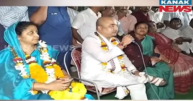 ପ୍ରଚାର ମଇଦାନରେ ସ୍ୱାମୀ-ସ୍ତ୍ରୀ । ଟିକେଟ କଟିବା ପରେ ସ୍ତ୍ରୀଙ୍କ ପାଇଁ ପ୍ରଚାର କରୁଛନ୍ତି ସମ୍ବିତ ରାଉତରାୟ ।