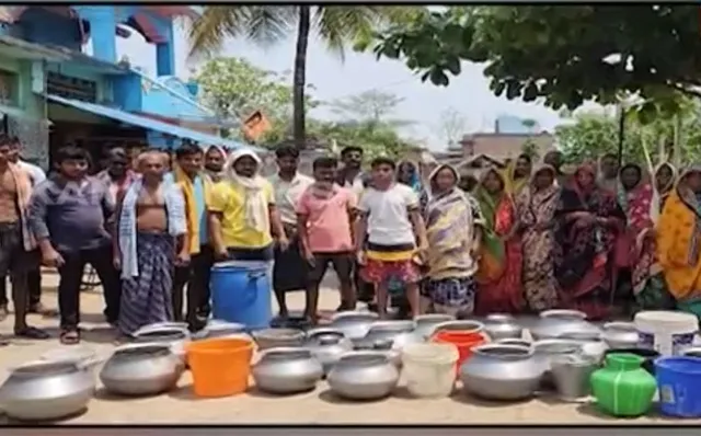 ପାଣି ସମସ୍ୟାକୁ ନେଇ ବିଜେଡି ପ୍ରାର୍ଥୀଙ୍କୁ ଘେରିଲେ ଗ୍ରାମବାସୀ: ପ୍ରଚାର ପାଇଁ ଆସିଥିବା ସୋରଡ଼ା ବିିଜେଡି ପ୍ରାର୍ଥୀ ସଂଘମିତ୍ରା ସ୍ୱାଇଁଙ୍କୁ ବିରୋଧ