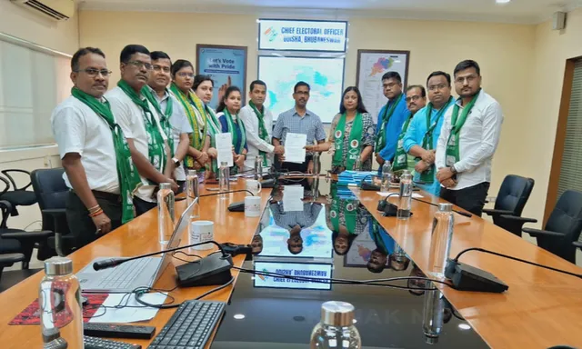 ଛୋଟପିଲାଙ୍କୁ ରାଲିରେ ବ୍ୟବହାର କରୁଛନ୍ତି ଅପରାଜିତା । ମୁଖ୍ୟ ନିର୍ବାଚନ ଅଧିକାରୀଙ୍କ ନିକଟରେ ଫେରାଦ ହେଲା ବିଜେଡି, କହିଲା ବାରମ୍ବାର ଗାଇଡଲାଇନ ଉଲ୍ଲଂଘନ କରୁଛନ୍ତି ଅପରାଜିତା । 