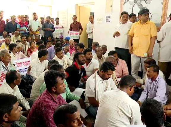 କଂଗ୍ରେସ ଭବନରେ ଟିକେଟ୍ କଳି ! ଧାରଣା ଦେଲେ ସୁଦର୍ଶନଙ୍କ ସମର୍ଥକ । ସେପଟେ ବିଜେପି ଅଫିସରେ ବି ହୋ ହଲ୍ଲା