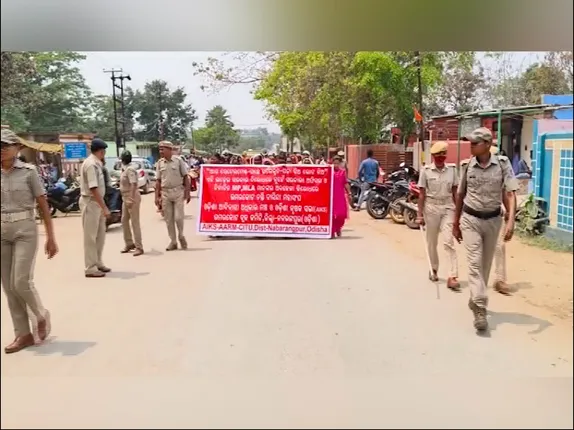 ପଟ୍ଟା ନାହିଁ ତ ଭୋଟ୍ ନାହିଁ । ଉମରକୋଟ ବ୍ଲକ କାର୍ଯ୍ୟାଳୟ ଘେରାଉ କଲେ ଲୋକ । ଦାବି ନଶୁଣିଲେ ଭୋଟ୍ ବର୍ଜନ ଚେତାବନୀ ।