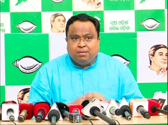 ସମର୍ଥନ କର ନହେଲେ ହଇରାଣରେ ପଡିବ, ସରକାରୀ ଅଧିକାରୀଙ୍କୁ ଫୋନ୍ କରି ଏମିତି ଧମକ ଦେଉଛନ୍ତି ଓଡ଼ିଶା ବିଜେପି ନେତା । ସାଂଘାତିକ ଅଭିଯୋଗ ଆଣିଲା ବିଜେଡି ।