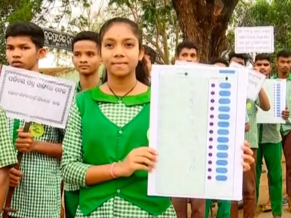 ଭୋଟରଙ୍କୁ ସଚେତନ କରୁଛନ୍ତି ଛାତ୍ରଛାତ୍ରୀ । ଘରୁ ବାହାରି ଭୋଟ୍ ଦେବା ଲାଗି ନିବେଦନ କଲେ ସ୍କୁଲ ଛାତ୍ରଛାତ୍ରୀ