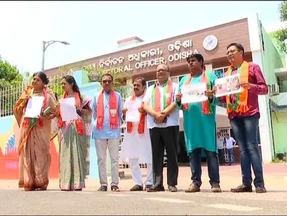 ଆଇନ ମନ୍ତ୍ରୀଙ୍କ ଆଖି ଆଗରେ ଆଇନର ଉଡୁଛି ଧଜିଆ । ନିରପେକ୍ଷ ନିର୍ବାଚନକୁ ନେଇ ପ୍ରଶ୍ନ ଉଠାଇଲା ବିଜେପି, ସିଇଓଙ୍କୁ ଭେଟି ଜଣାଇଲା ଅଭିଯୋଗ  ।