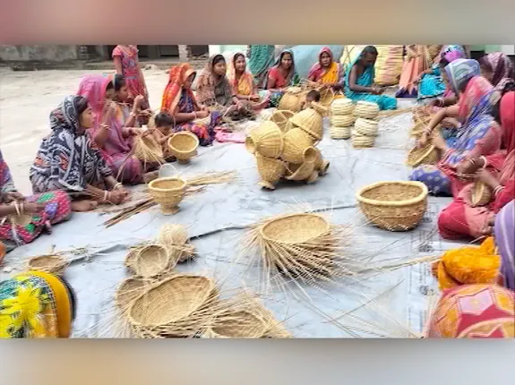 ରୋଜଗାର ଦେଉଛି ସମୁଦ୍ର ଘାସ: ବିନା ତାଲିମରେ ଘରକରଣା ସାମଗ୍ରୀ ତିଆରି କରୁଛନ୍ତି ଭୋଗରାଇ ସାହାବାଜିପୁର ପଂଚାୟତର ମହିଳା