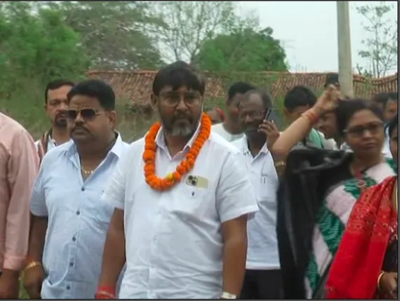 ଜମୁଛି ସୁନ୍ଦରଗଡ ପ୍ରଚାର । ଗାଁ କୁ ଗାଁ ବୁଲି ଭୋଟ୍ ଭିକ୍ଷା କରୁଛନ୍ତି ଯୋଗେଶ ସିଂ