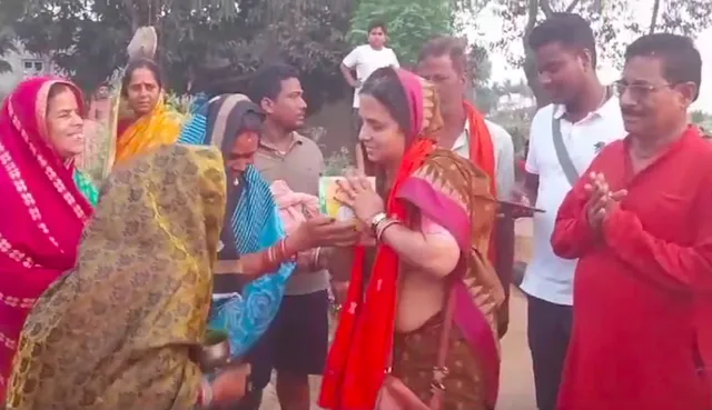 ସ୍ୱାମୀଙ୍କ ପାଇଁ ପ୍ରଚାର ମୈଦାନରେ ସ୍ତ୍ରୀ । ଗାଁ ଗାଁ ବୁଲି କରୁଛନ୍ତି ପ୍ରଚାର ।