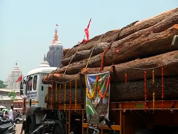 ପୁରୀରେ ପହଞ୍ଚିିଲା ତୃତୀୟ ପର୍ଯ୍ୟାୟ ରଥକାଠ । ନୟାଗଡ଼ ବନବିଭାଗ ମହିପୁର ଅଞ୍ଚଳରୁ ଆସିଛି ୨୫ଟି ରଥକାଠ ।