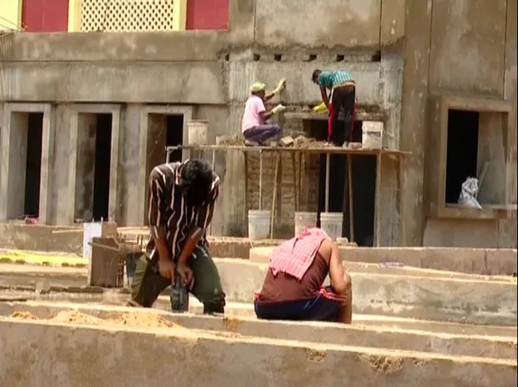 ସରକାରଙ୍କ ନିୟମକୁ ଖୋଲାଖୋଲି ଉଲ୍ଲଂଘନ, ସରକାରୀ ବାବୁଙ୍କ ଉପସ୍ଥିତିରେ ଶ୍ରମିକଙ୍କୁ ଖରାରେ କାମ କରାଉଛନ୍ତି ଠିକାଦାର ।