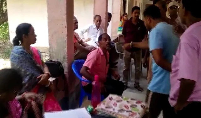 ଚାଉଳ ବିକ୍ରି ଅଭିଯୋଗରେ ପ୍ରଧାନ ଶିକ୍ଷୟିତ୍ରୀଙ୍କୁ ଘେରିଲେ ଗ୍ରାମବାସୀ । ୧୦ ବସ୍ତା ଚାଉଳ ଡିଲରଙ୍କ ପାଖକୁ ପଠାଉଥିଲେ ଶିକ୍ଷୟିତ୍ରୀ ।