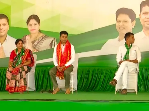 ଉମରକୋଟରେ ଭିକେ ପାଣ୍ଡିଆନ୍ । ପ୍ରାର୍ଥୀଙ୍କ ପାଇଁ କରୁଛନ୍ତି ଭୋଟ୍ ଅପିଲ ।