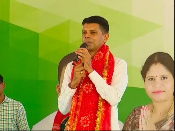 ଉମରକୋଟରେ ବିଜେଡି ପ୍ରାର୍ଥୀଙ୍କ ପାଇଁ ପ୍ରଚାର କଲେ ଭି.କେ ପାଣ୍ଡିଆନ । କହିଲେ, ମୁଖ୍ୟମନ୍ତ୍ରୀଙ୍କ ବିଶାଳ ହୃଦୟରେ ଭଲ ସ୍ଥାନରେ ଆଦିବାସୀ ଭାଇଭଉଣୀ, ଏତେ ସଂଖ୍ୟାରେ ସଭାକୁ ଆସୁଥିବାରୁ ରାଗୁଛନ୍ତି ବିରୋଧୀ । 