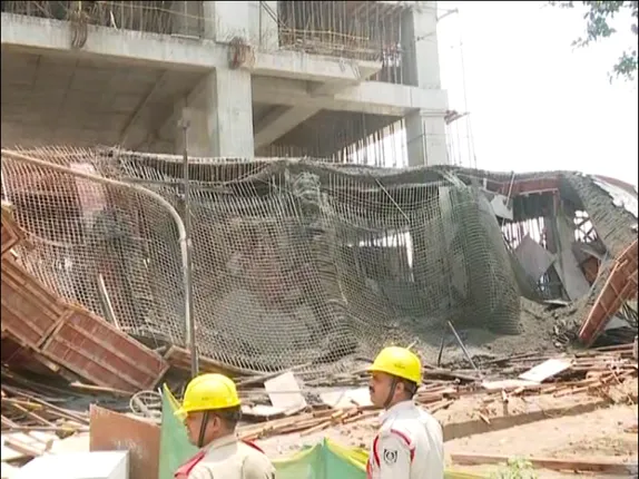 ପୁରୀ ରେଳ ଷ୍ଟେସନରେ ଛାତ ଭୁଶୁଡ଼ି ୩ ଆହତ। ଶ୍ରମିକ ଫସି ରହିଥିବା ଆଶଙ୍କା. ଅଗ୍ନିଶମ ବିଭାଗ ପକ୍ଷରୁ ଉଦ୍ଧାର କାର୍ଯ୍ୟ ଜାରି ।