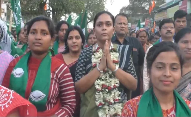 ଲାଇକେରା ଠାରେ ଝାରସୁଗୁଡା ବିଧାୟିକା ପ୍ରାର୍ଥୀ ଦୀପାଳି ଦାସଙ୍କ ମହିଳା ସମାବେଶ । ଟାର୍ଗେଟରେ ବିରୋଧୀ ,କହିଲେ ବିରୋଧୀ ନେତାମାନେ ହେଉଛନ୍ତି ସିଜନାଲ୍ ପକ୍ଷୀ ।