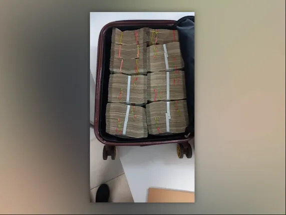 ଭୁବନେଶ୍ୱର ବିମାନବନ୍ଦରୁ ଜବତ ହେଲା ଲକ୍ଷାଧିକ ଟଙ୍କା । ଟଙ୍କା ଜବତ ପରେ ଆୟକର ବିଭାଗର ତଦନ୍ତ ଜାରି  ।