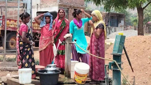 ପାନୀୟ ଜଳ ସୁବିଧା ନଥିବାରୁ ଗାଁର ଜଣେ ଶିକ୍ଷକଙ୍କ ଘରୁ ପାଣି କିଣି ପିଉଛନ୍ତି ଗ୍ରାମବାସୀ । ୪ ବର୍ଷ ହେଲା ଏଭଳି ସମସ୍ୟା ଭୋଗୁଛନ୍ତି ରାୟଗଡ଼ା ଟିକରପଡ଼ା ଗାଁ ଲୋକେ