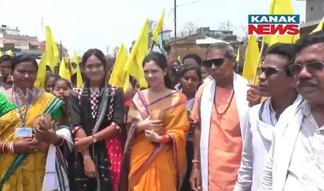 କଳସ ଯାତ୍ରାରୁ ପ୍ରଚାର ଆରମ୍ଭ କଲେ ପଦ୍ମପୁର ବିଜେଡି ପ୍ରାର୍ଥୀ ବର୍ଷା ସିଂହ ବରିହା । ଶହ ଶହ ମହିଳାଙ୍କ ସହ କଲେ ପଦଯାତ୍ରା ।