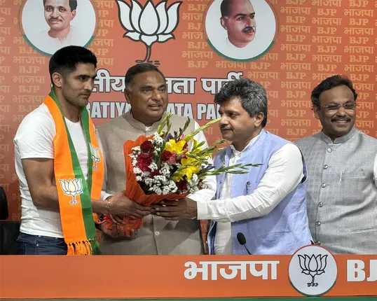 କଂଗ୍ରେସ ଛାଡି ବିଜେପିରେ ସାମିଲ ହେଲେ ବକ୍ସର ବିଜେନ୍ଦର ସିଂ । ମଥୁରାରୁ ହୋଇପାରନ୍ତି ବିଜେପି ପ୍ରାର୍ଥୀ ।