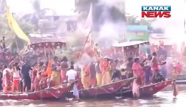 ଦୟା ନଦୀରେ ଚାପ ଖେଳିଲେ ପ୍ରଭୁ ଗ୍ରାମେଶ୍ୱର । ମନୋରମ ଦୃଶ୍ୟ ଦେଖିବାକୁ ଲୋକାରଣ୍ୟ ନଦୀପଠା ।