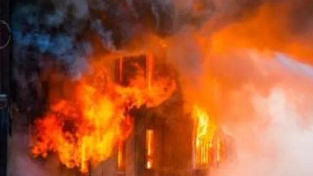  ନିଆଁ ପାଟିରେ ପାଉଁଶ ହେଲା ୪ ବଖରା ଘର  । ଡହଡହ ଖରାରେ ଖୋଲା ଆକାଶ ତଳେ ପରିବାର । କେନ୍ଦ୍ରାପଡା ମହାକାଳପଡାର ଘଟଣା ।