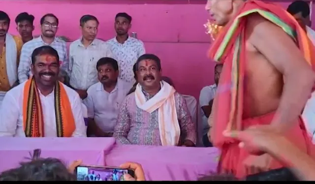 ଦେବଗଡ ମେରୁ ଉତ୍ସବରେ ଧର୍ମେନ୍ଦ୍ର ପ୍ରଧାନ । ଲୋକଙ୍କ ସହ ଆଲୋଚନା କରି କଲେ ଭୋଟ ପାଇଁ ଆବେଦନ ।