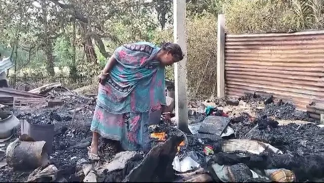 ନିଆଁ ଉଜାଡିଦେଲା ସଜଡା ଘର । ପାଉଁଶ ଭିତରେ ବଞ୍ଚିବାର ରାହା ଖୋଜୁଛନ୍ତି ଅସହାୟ ସବିତା ।