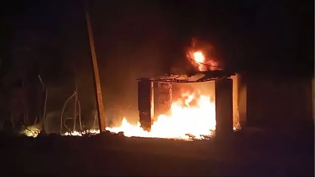 ବାକି ଟଙ୍କା ମାଗିବାରୁ ଦୋକାନ ଜାଳିଦେଲା ଦୁର୍ବୃତ୍ତ । ଚାହୁଁ ଚାହୁଁ ଜଳିପୋଡି ପାଉଁଶ ହେଲା ଲକ୍ଷାଧିକ ଟଙ୍କାର ତେଜରାତି ଦୋକାନ ।