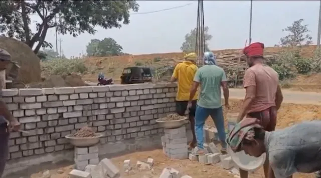 ଡହଡହ ଖରାରେ କାମ କରୁଛନ୍ତି ଶ୍ରମିକ । ରାଜ୍ୟ ସରକାରଙ୍କ ନିର୍ଦ୍ଦେଶକୁ ଉଲଂଘନ କରୁଛନ୍ତି ଠିକାଦାର ।