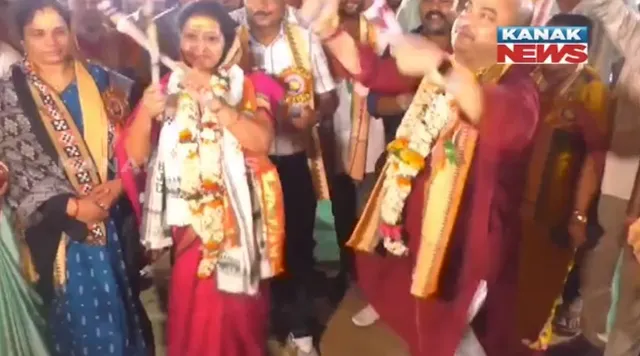 ପତ୍ନୀଙ୍କ ସହ ଲଉଡି ଖେଳିଲେ ପାରାଦୀପ ବିଧାୟକ । ଗ୍ରାମବାସୀଙ୍କ ଆଶୀର୍ବାଦ ନେଇ ଭୋଟ ଭିକ୍ଷା କଲେ ଗୀତାଞ୍ଜଳୀ ରାଉତରାୟ ।