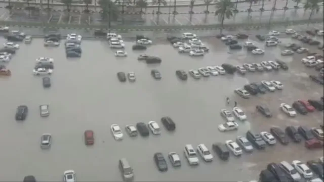 ମରୁଭୂମିରେ ବର୍ଷାର ତାଣ୍ଡବ । ଜଳ ବନ୍ଦୀ ଦୁବାଇ ସହର । ରାସ୍ତାରେ ଭାସୁଛି ଦାମୀ ଗାଡି । ସରକାରୀ କର୍ମଚାରୀ କରୁଛନ୍ତି ୱର୍କ ଫ୍ରମ ହୋମ୍ ।