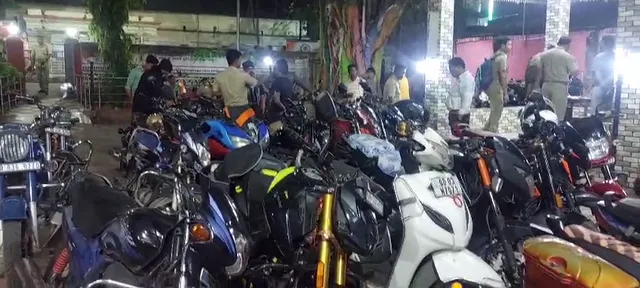 ଅମାନିଆଙ୍କୁ ପାନେ ଦେଲା ପୋଲିସ୍ । ବିକଟାଳ ଶବ୍ଦ କରି ବାଇକ୍ ଚଲାଉଥିଲେ ହେଇଯାଆନ୍ତୁ ସାବଧାନ୍...