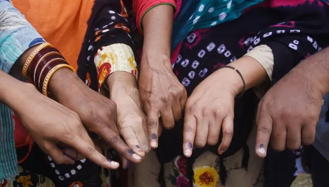 ତୃତୀୟ ପର୍ଯ୍ୟାୟରେ ୬୪ ପ୍ରତିଶତ ଭୋଟିଂ । ଇଭିଏମରେ ସିଲ୍ ବଡ ନେତାଙ୍କ ଭାଗ୍ୟ ।