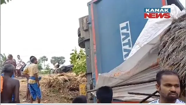 ଘର ଉପରକୁ ମାଡ଼ିଗଲା ଟ୍ରକ,ଅଳ୍ପକେ ବର୍ତ୍ତିଲେ ପରିବାର ଲୋକ ।କଟକ-ଚାନ୍ଦବାଲି ରାସ୍ତା ସାଲେପୁର କୁଳିଆ ବଜାରରେ ଦୁର୍ଘଟଣା ।