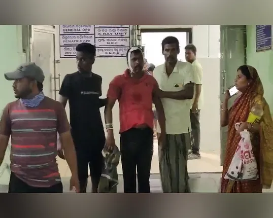 ଆଠଗଡରେ ପୁଣି ରାଜନୈତିକ ହିଂସା । ନିର୍ବାଚନ ପାଇଁ ଟଙ୍କା ଓ ମାଦକ ଦ୍ରବ୍ୟ ବାଣ୍ଟିବା ବେଳେ ବିରୋଧ କରିବାରୁ ମରଣାନ୍ତକ ଆକ୍ରମଣ