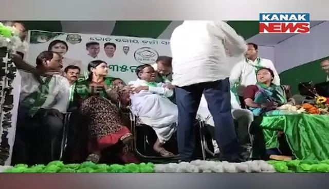 ବିଜେଡି ସଭା ମଞ୍ଚରେ ହୋହାଲ୍ଲା । ଲେଖାଶ୍ରୀ ସାମନ୍ତସିଂହାର, ଗୌତମବୁଦ୍ଧ ଦାସଙ୍କ ଉପସ୍ଥିତିରେ ବିଜେଡିର ଦୁଇ ନେତା କଥା କଟାକଟି ।