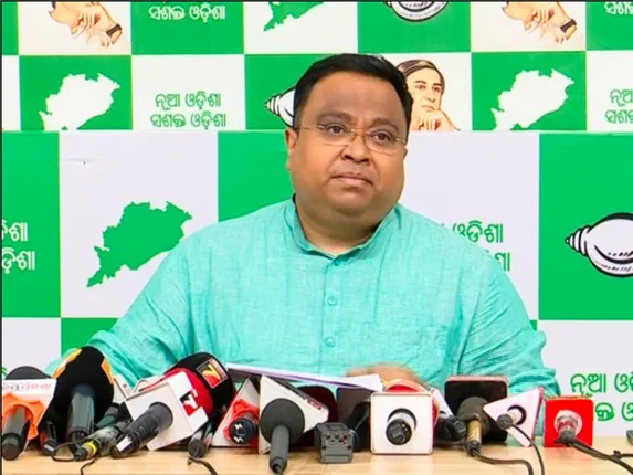 IFS ବିନୟ ପ୍ରଧାନଙ୍କ ନାଁରେ ବିଜେଡିର ଅଭିଯୋଗ । ସସ୍ମିତ କହିଲେ, ଭାରତ ସରକାରଙ୍କ ଉଚ୍ଚ ପଦବୀରେ ଥାଇ ମଧ୍ୟ ଛୁଟି ଆଣି ଧର୍ମେନ୍ଦ୍ରଙ୍କ ପାଇଁ ସମ୍ବଲପୁରରେ କରୁଛନ୍ତି କାମ, ସବୁ ଜାଣି ବି ନିର୍ବାଚନ ଆୟୋଗ ନେଉନାହାନ୍ତି କାର୍ଯ୍ୟାନୁଷ୍ଠାନ ।