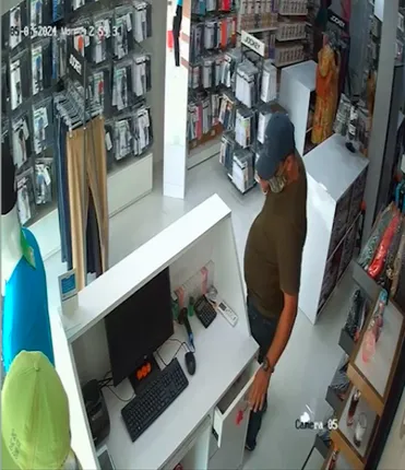 ଚୋରି କଲେ ସ୍ୱାମୀ,ସ୍ତ୍ରୀ । ଗାର୍ମେଣ୍ଟ ଦୋକାନରେ ସେଲ୍ସମାନଙ୍କୁ କଥାରେ ବ୍ୟସ୍ତ ରଖିଥିଲା ସ୍ତ୍ରୀ, କାଉଣ୍ଟରରୁ ଟଙ୍କା ଚୋରି କଲା ସ୍ୱାମୀ ।