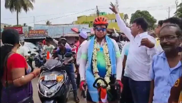 ନାମାଙ୍କନ ପାଇଁ ସାଇକେଲରେ ଗଲେ କଂଗ୍ରେସର ନିମାପଡ଼ା ପ୍ରାର୍ଥୀ ସିଦ୍ଧାର୍ଥ ରାଉତରାୟ । ଦେଲେ ପରିବେଶ ସୁରକ୍ଷାର ବାର୍ତ୍ତା ।