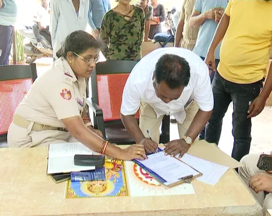 ଭୁବନେଶ୍ୱର ବଡ଼ଗଡ଼ ଅଂଚଳରୁ ସନ୍ଦେହଜନକ ଭାବେ ଯୁବତୀଙ୍କ ମୃତଦେହ ଉଦ୍ଧାର । ଯୁବତୀ ଜଣଙ୍କ ବାରଗାର୍ଲ ଭାବେ କାମ କରୁଥିବା ସୂଚନା । ପୋଲିସର ଛାନଭିନ ଜାରି ।