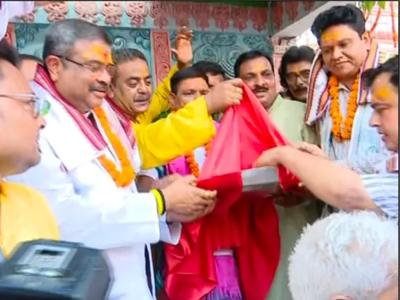 ସମ୍ବଲପୁରରେ ଶୀତଳ ଷଷ୍ଠୀ ପାଇଁ ଉଠିଲା ଥାଳି । ଏକାଠି ହେଲେ ବିଜେଡି, ବିଜେପି ନେତା । ଶୀତଳ ଷଷ୍ଠୀ ପାଇଁ ଉଠିଲା ଥାଳି।