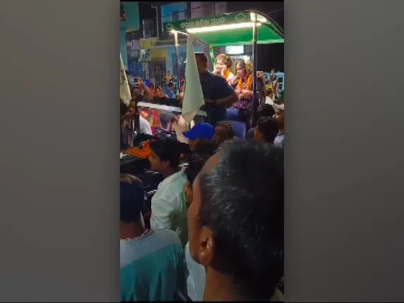 ବିଜେଡି ପ୍ରାର୍ଥୀଙ୍କ ପ୍ରଚାର ବେଳେ ବିଜେପି କର୍ମୀଙ୍କ ହୋ ହଲ୍ଲା । ଲତିକା ପ୍ରଧାନଙ୍କ ପ୍ରଚାର ଗାଡିକୁ ଅଟକାଇବାକୁ ଚେଷ୍ଟା