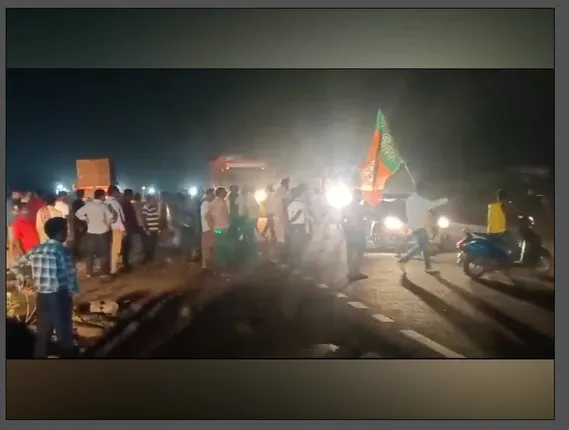 ଆଠଗଡ଼ରେ ବିଜେପି-ବିଜେଡି ସମର୍ଥକ ମୁହାଁମୁହିଁ । ବିଜେପି କର୍ମୀଙ୍କ ବିରୋଧରେ ମାମଲା ରୁଜୁ ।