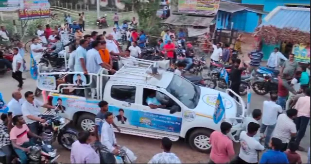 ଘଷିପୁରାରେ ବଦ୍ରି ପାତ୍ରଙ୍କ ସମର୍ଥକଙ୍କ ଦାଦାଗିରି । ସ୍ୱାଧୀନ ପ୍ରାର୍ଥୀ ସୌମ୍ୟରଞ୍ଜନ ପଟ୍ଟନାୟକଙ୍କ ରାଲିକୁ ରୋକି ଅଶ୍ଲୀଳ ଭାଷାରେ ଗାଳିଗୁଲଜ ।