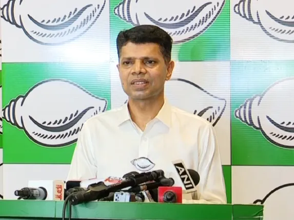 ବିଜେଡିର ନିର୍ବାଚନ ଇସ୍ତାହାରକୁ ନେଇ ପାଣ୍ଡିଆନଙ୍କ ସାମ୍ବାଦିକ ସମ୍ମିଳନୀ । କହିଲେ ମଧ୍ୟବିତ୍ତଙ୍କ ପାଇଁ ହୋଇଛି ବଡ ଘୋଷଣା, ନୂଆ ଓଡ଼ିଶା ଗଠନରେ ମଧ୍ୟବିତ୍ତଙ୍କର ରହିବ ଗୁରୁତ୍ୱପୂର୍ଣ୍ଣ ଭୂମିକା ।