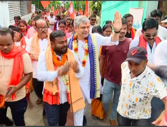 ବାଲେଶ୍ୱରରେ ଚାଲି ଚାଲି ପ୍ରଚାର କରୁଛନ୍ତି ରେଳମନ୍ତ୍ରୀ ଅଶ୍ୱିନୀ ବୈଷ୍ଣବ । ଘରକୁ ଘର ଯାଇ ଲୋକଙ୍କୁ କରୁଛନ୍ତି ଭୋଟ ଅପିଲ ।